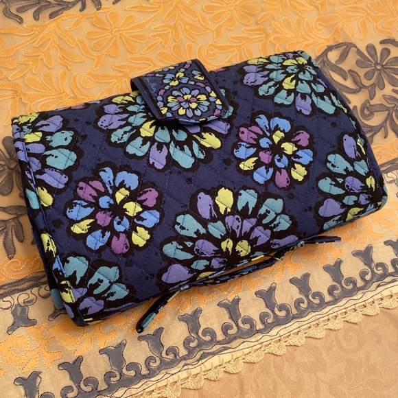 Vera Bradley changing pad clutch in indigo pop - Picture 11 of 11